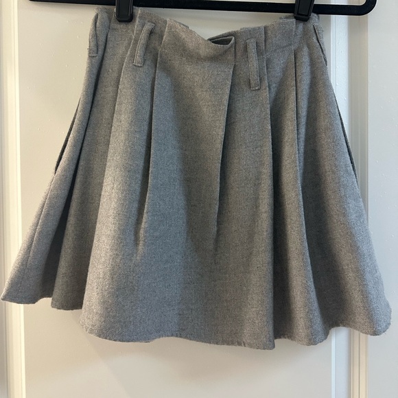 Grey pleated mini skirt with belt loops + pockets - Picture 2 of 3